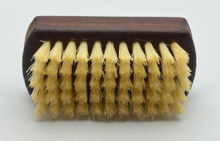 Reisehandwaschbürste und Nagelbürste Thermo-Buchenholz mit Griffmulden. 1 und 5 Reihen helle Naturborsten. Bürstenfabrik Keller seit 1869.